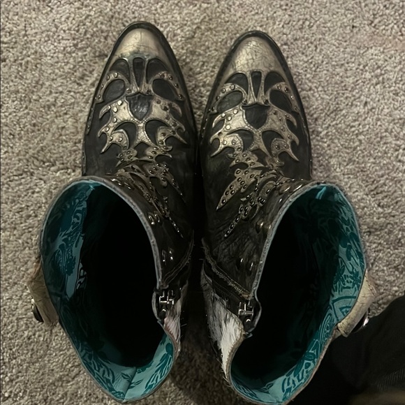 Stylish Black and Silver Women's Boots - Picture 6 of 9